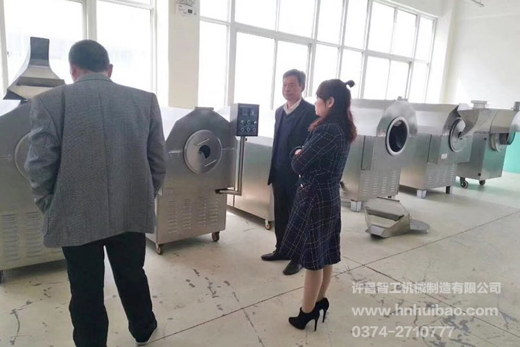 长葛客户考察多功能炒货机.jpg 长葛客户考察多功能炒货机.jpg
