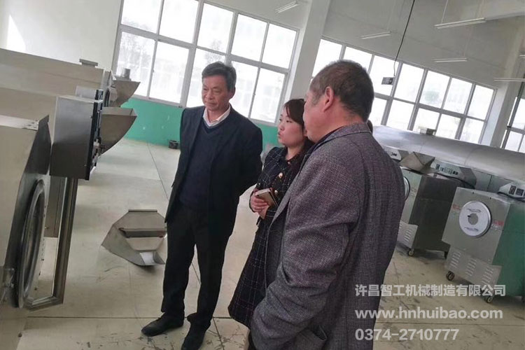 长葛客户考察多功能炒货机现场.jpg 长葛客户考察多功能炒货机现场.jpg