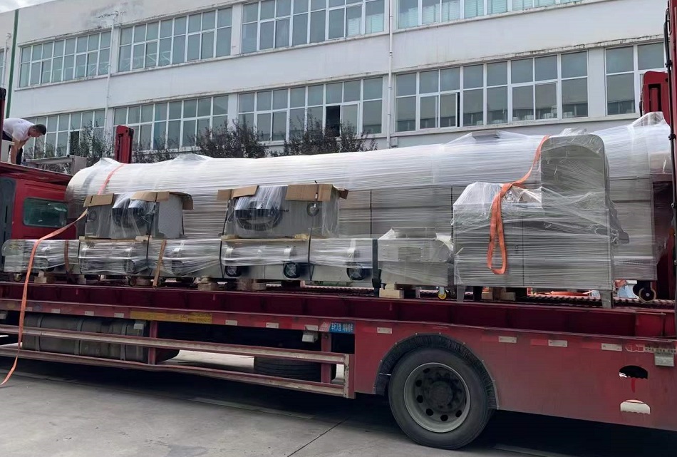 八米电磁炒腰果流水线设备专车发往浙江杭州
