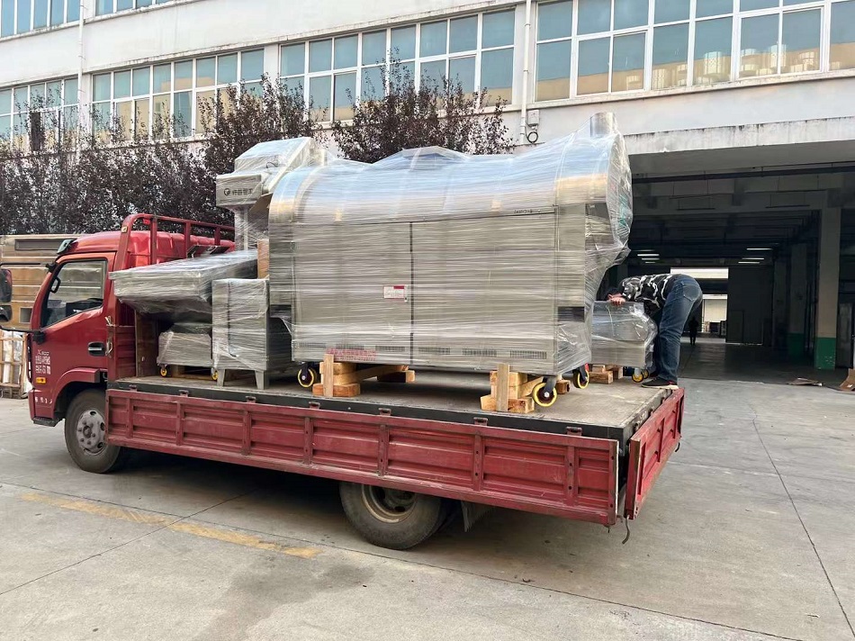 内蒙古客户订购的全套2米电磁流水线炒货机装车发货