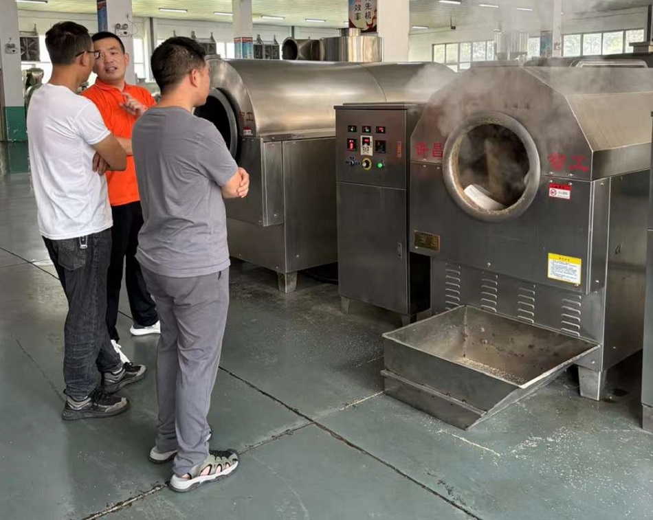 江西客户来厂试机订购200斤电磁炒油芝设备