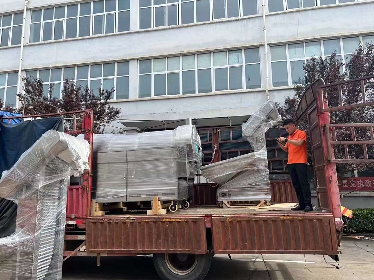 许昌智工3套电磁流水线炒货机装车发往安徽亳州