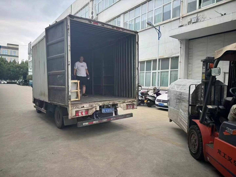 郑州客户来厂提货中型多功能电磁炒货机一台