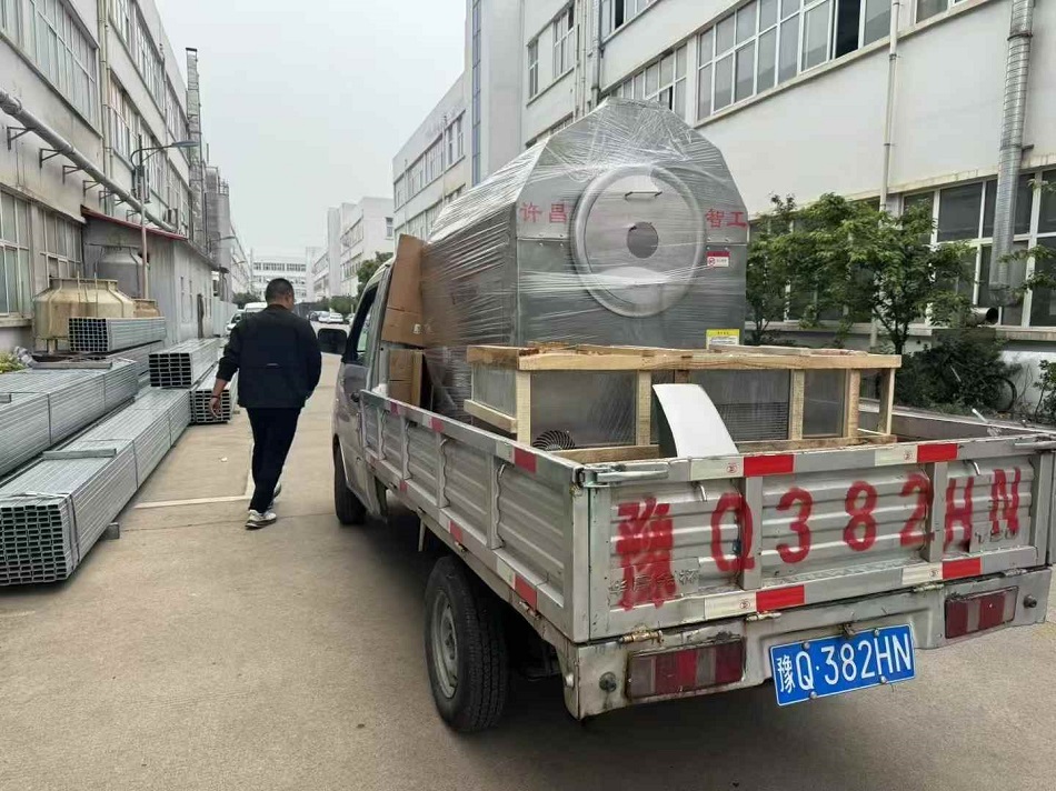客户订购的100斤多功能电磁炒货机装车发货
